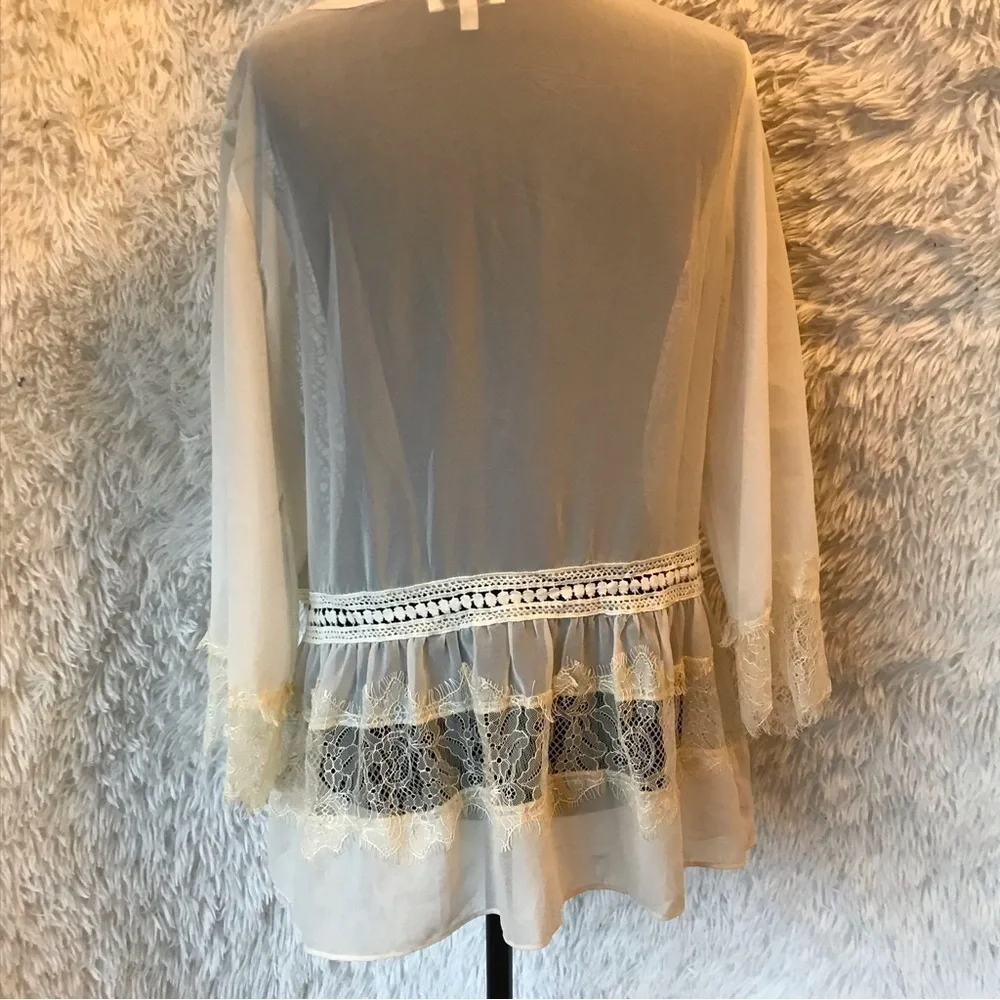 HARLYN blouse top with lace details. Size large. - Picture 2 of 5